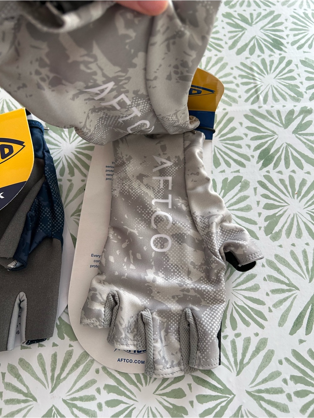 AFTCO Fingerless Sun Gloves in Navy and Gray set of 2 Solblok and Solago - Picture 5 of 9
